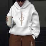 Ensemble de loisirs élégant pour femmes avec motif, un sweat à capuche tendance haut de gamme et un ensemble de pantalons décontractés pour l'automne et l'hiver, parfait pour un look jeune. Un ensemble à capuche polyvalent pour femmes, idéal comme choix de cadeau.