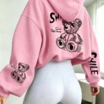 Housse de survêtement d'automne-hiver pour femme, style Y2K rétro street, imprimé motif ours à lignes de croquis froides et sucrées, en polaire à manches longues avec cordon de serrage et poches, coupe ample et décontractée, idéale pour les trajets quotidiens, les sorties sportives et le confort à la maison