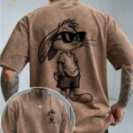 T-shirt unisexe sous licence officielle Warner Bros, avec impression de croquis dessiné à la main de des portant des lunettes tendance, style rétro américain délavé et usé, adapté pour les trajets quotidiens et les activités en plein air, lavable en machine