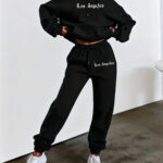 Ensemble sweat à capuche avec cordon de serrage et pantalon de survêtement pour femme, tendance automne/hiver, avec imprimé texte « Los Angeles », style gothique sombre/streetwear américain. Comprend un design à capuche avec cordon de serrage et une poche kangourou à l'avant du sweat. Confortable