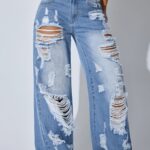 Amerikanische Y2K Vintage strapazierfähige Distressed-Denim-Jeans mit gewaschenem gealtertem Finish, mit großen unregelmäßigen zerrissenen Stellen an der Hose, gepaart mit mehrschichtigen ausgefransten Kanten weißem Futter. Hochtaillierte, gerade geschnittene Schlaghose. Amerikanischer High--Stil